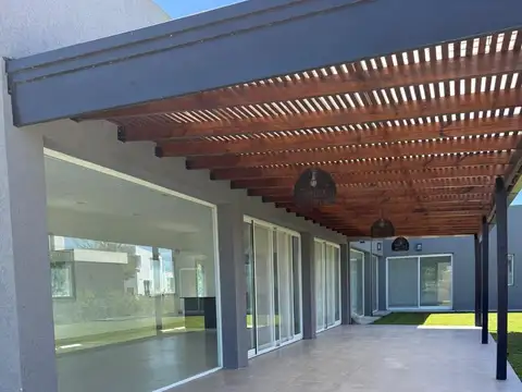 Casa 5 ambientes con 3 baños