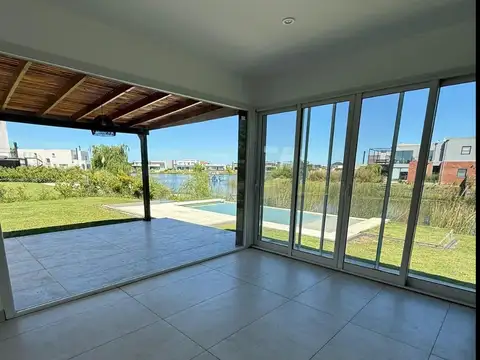 Casa en venta al lago cuatro dormitorios