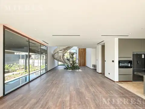 Casa en Alquiler con 2 cocheras