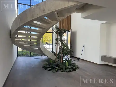 Casa en Alquiler con 2 cocheras