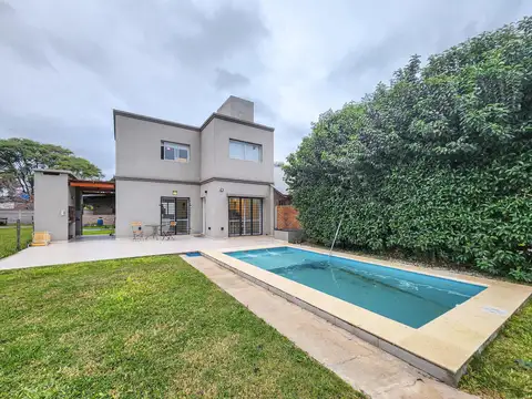 Casa de 2 dormitorios con pileta y jardin en Roldan