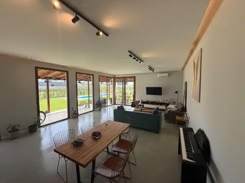 Casa en Venta con 2 cocheras