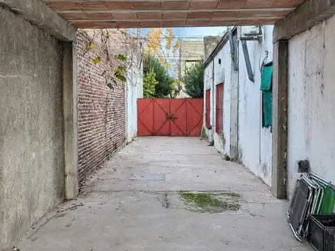 Casa a refaccionar con gran lote y ubicacion