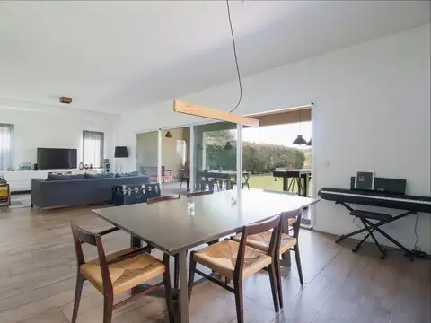 VENTA CASA 6 AMB A LAGUNA EN BARRIO SAN FRANCISCO