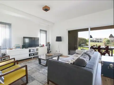 VENTA CASA 6 AMB A LAGUNA EN BARRIO SAN FRANCISCO