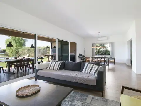Casa en Venta con 3 cocheras