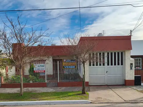 CASA EN VENTA – 2 DORMITORIOS – COCHERA PARA 3 AUTOS – BERAZATEGUI
