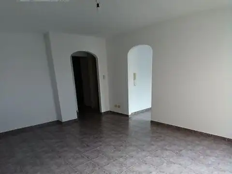 Depto Tipo Casa en Alquiler en Moron, $ 700.000