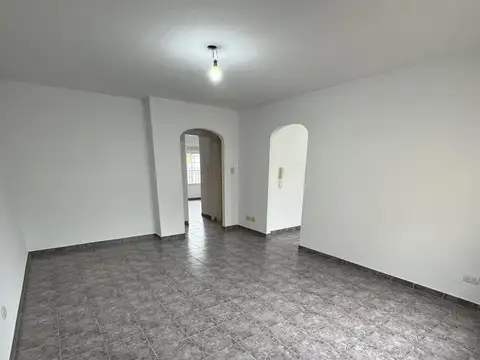 Depto Tipo Casa en Alquiler en Morón, $ 700.000