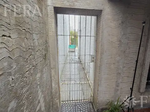 Venta casa 5 ambientes con cochera y jardín en Wilde