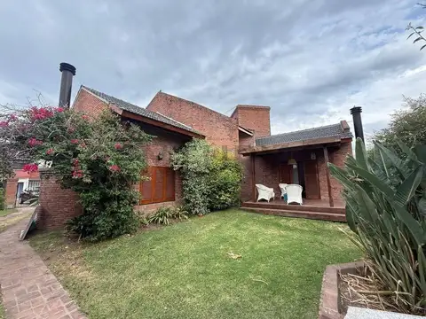 VENTA CASA 5 AMBIENTES PILAR CENTRO LOTE 1013 M2 CON PILETA QUINCHO Y JARDIN APTO CREDITO