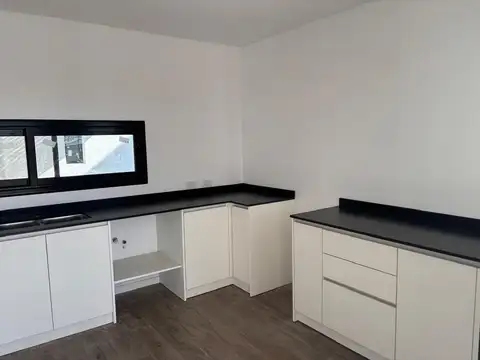 Casa en Alquiler con 2 cocheras