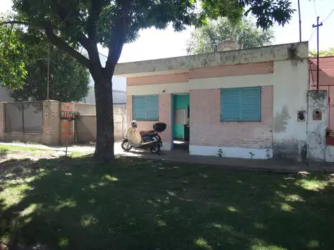 Casa de 2 dormitorios en zona industrial, cocina comedor, baño, lavadero patio de 240 M2 con galpón