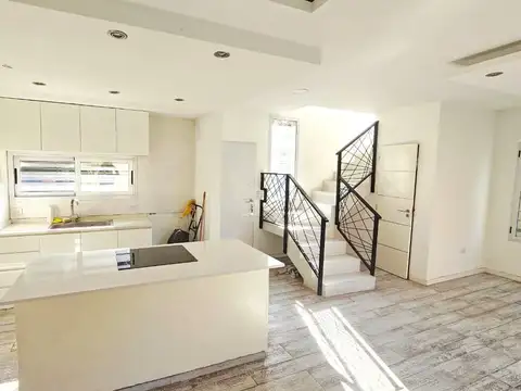 VENTA CASA 3 AMBIENTES PARQUE BARRIO MORENO LA REJA