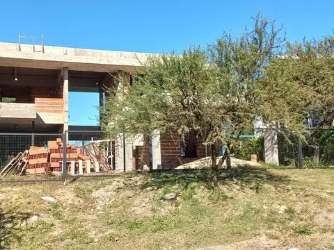 EN VENTA! EN BARRIO PRIVADO - IMPORTANTE CASA A TERMINAR