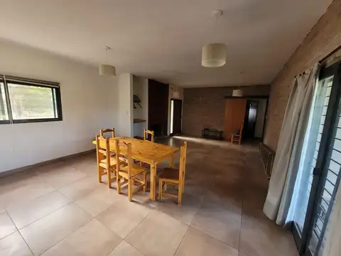 Casa 4 ambientes con 2 baños
