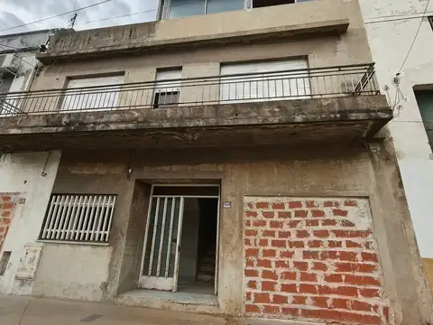 VENTA CASA EN BLOQUE EN CRUCESITA A REFACCIONAR