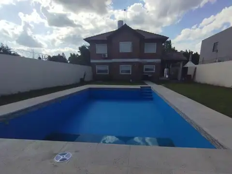 CASA 6 amb c/Pileta Bo. Semi Cerrado - La Reja - PERMUTA