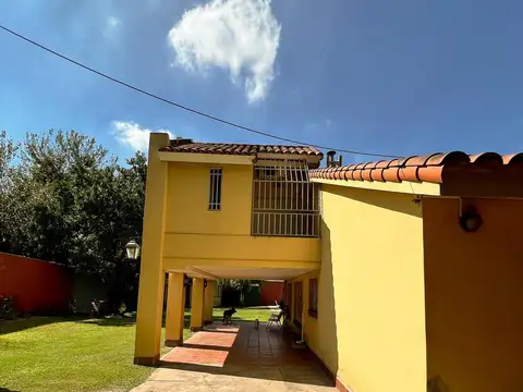 Casa 8 ambientes con 2 baños