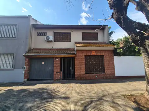 Casa de 5 ambientes en 2 plantas con patio y parrilla reciclada a nuevo