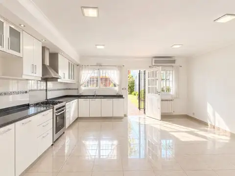Casa 4 ambientes con 2 baños