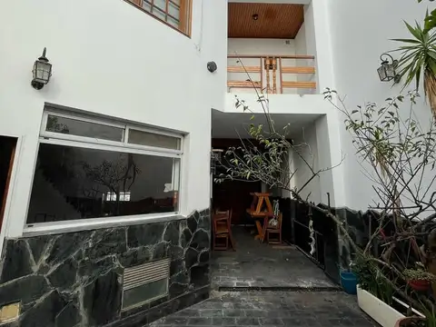 Casa en Alquiler con 2 cocheras