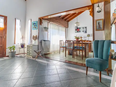 Venta casa 4 ambientes con jardin y cochera en Villa Gesell