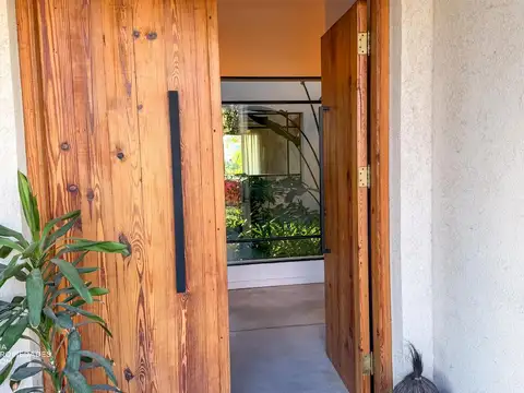 Casa 7 ambientes con 2 baños
