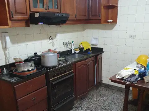 Excelente departamento de 4 ambientes al frente con 2 balcones