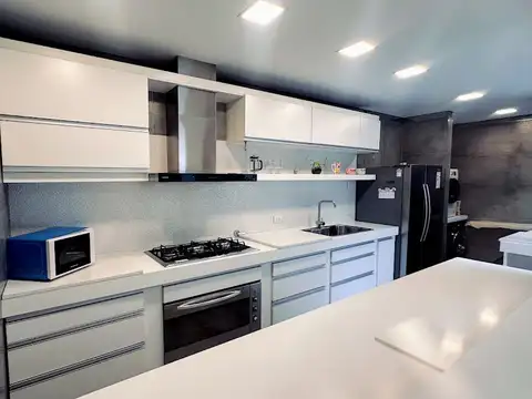 Casa en Venta con 3 cocheras