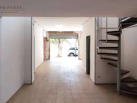 Depósito con entrepiso y doble ingreso – 100 m² – Villa Santa Rita
