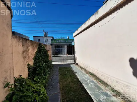 Casa de tres ambientes con local, en venta Moron