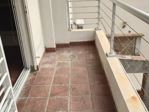 2 ambientes al contrafrente en edificio de 15 años. Lavadero. Balcón precioso. Luz y sol