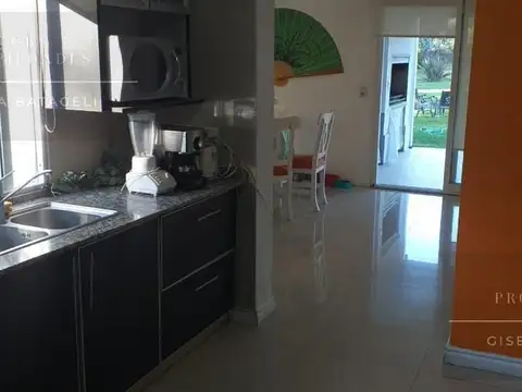 Casa 4 ambientes con 4 baños