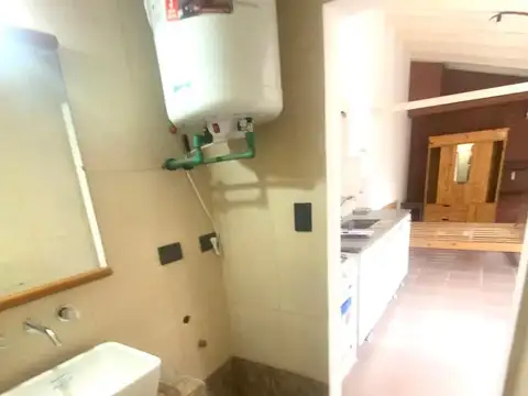 Alquiler monoambiente con patio y cochera