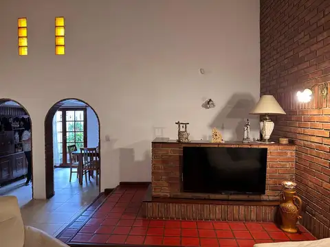 Casa 6 ambientes con 2 baños