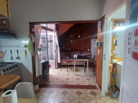 Casa con entrada independiente y 2 departamentos al frente