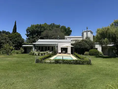 Casa en Venta con 2 cocheras