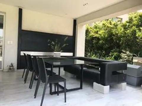 Casa en Alquiler con 1 cochera
