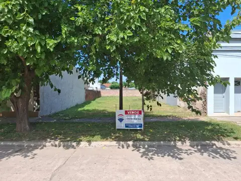 VENTA TERRENO A MTS DE PLAZA PRINCIPAL - FELICIA.-
