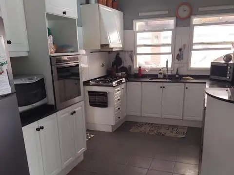 Casa 6 ambientes con 4 baños