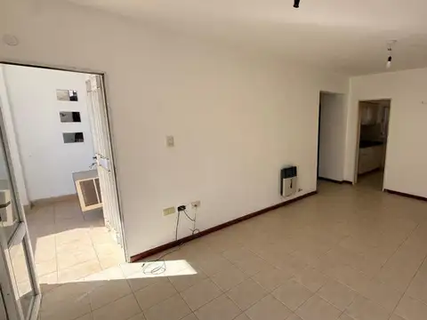Dpto de 2 dormitorios, balcón y patio en alquiler