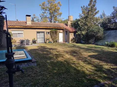 VENTA CASA 4 ambientes, garaje, PILETA y QUINCHO