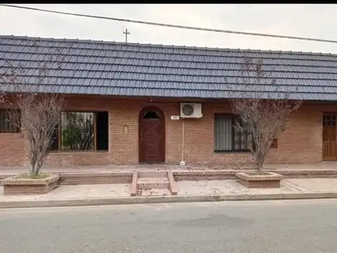 Hermosa Casa en Baradero. Oportunidad de inversión. 950 m2 Total.
