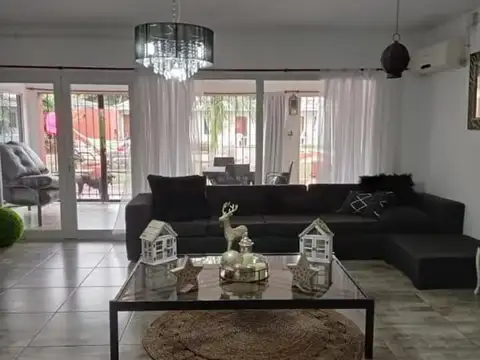 Hermosa casa con pileta, y cuenta con departamento exterior para hospedar. Muy buena ubicación. Terreno de 950m2. / construido 361m2.. Medrano al 943 Baradero