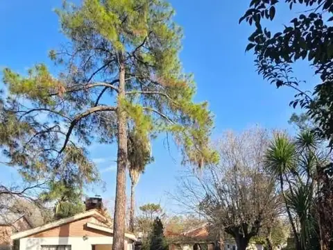 Casa a reciclar en venta en Ángel Guido, Funes | 2 dormitorios | Piscina | Terreno de 1.035 m²