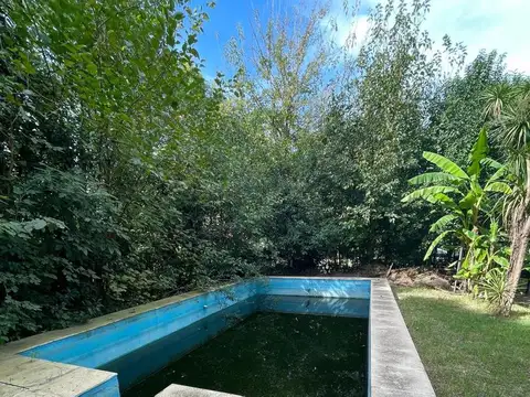 Casa a reciclar en venta en Ángel Guido, Funes | 2 dormitorios | Piscina | Terreno de 1.035 m²