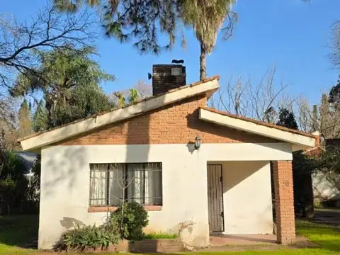 Casa a reciclar en venta en Ángel Guido, Funes | 2 dormitorios | Piscina | Terreno de 1.035 m²