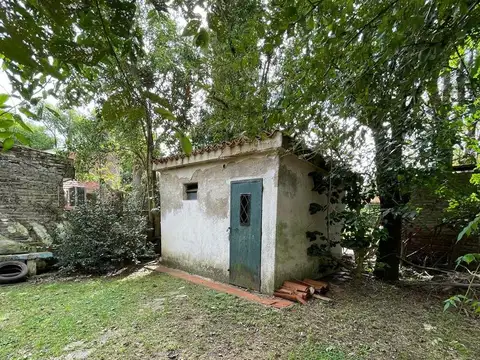 Casa a reciclar en zona arbolada en Funes. Con gran frente de terreno