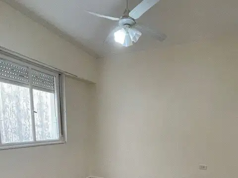 Departamento 2 ambientes, muy luminoso. No paga expensas.